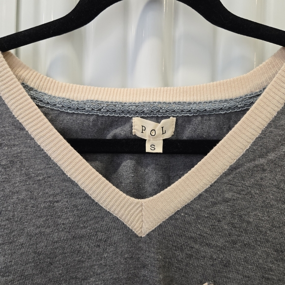 POL Gray V-Neck Short Sleeve Tee with Cream Trim - Picture 3 of 5
